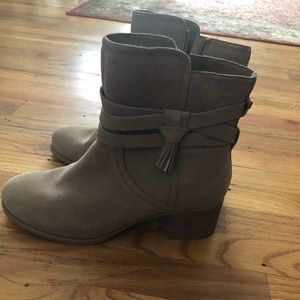 Koolaburra by UGG tan boots. Only worn twice.